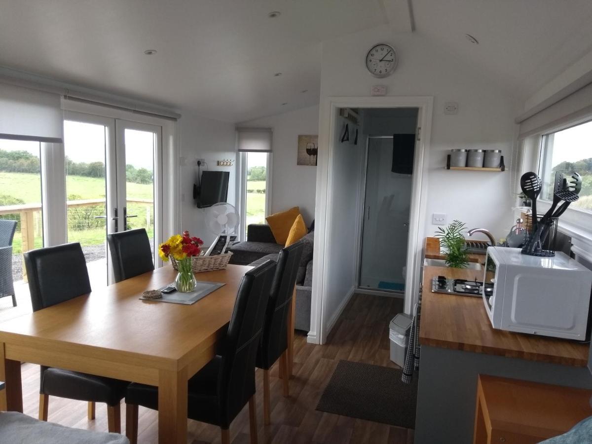 Cleeves Cabins Ailsa Luxury Lodge With Hot Tub Dalry  المظهر الخارجي الصورة