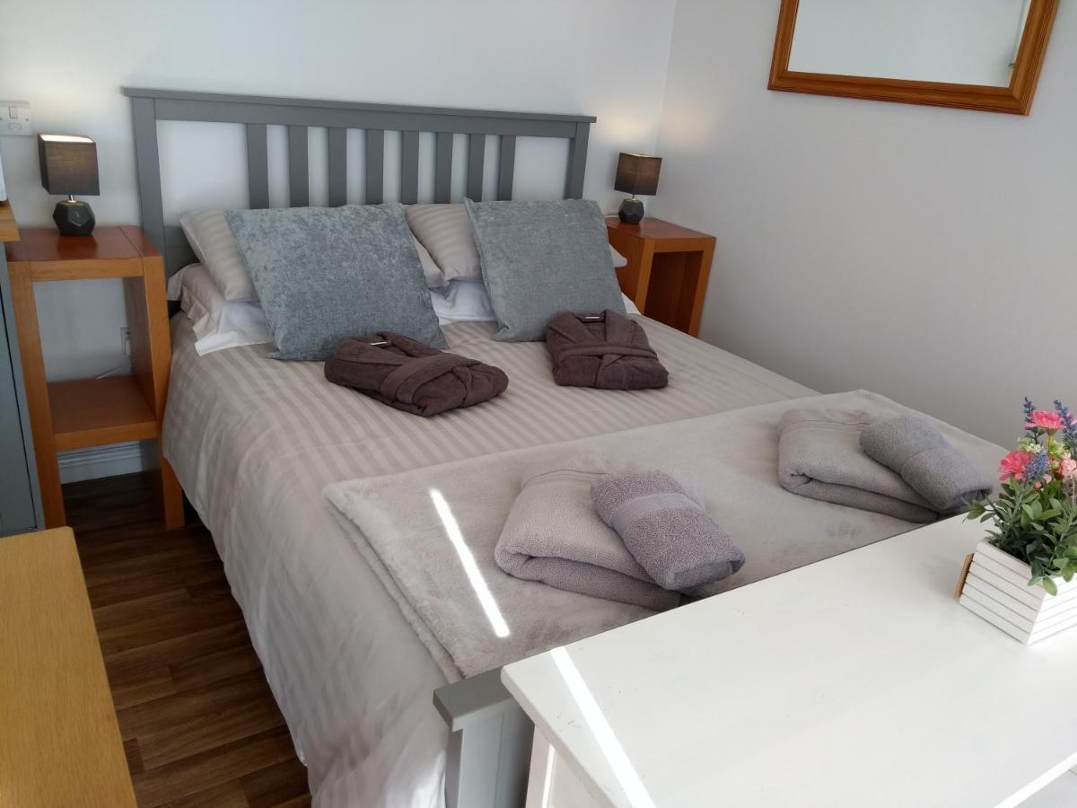 Cleeves Cabins Ailsa Luxury Lodge With Hot Tub Dalry  المظهر الخارجي الصورة